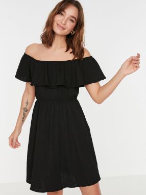 Čierne dámske šaty s odhalenými ramenami Trendyol