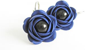 Troli Modré visiace náušnice s čiernou perličkou Estrela kytičky