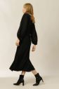 Šaty Ivy & Oak MANON čierna farba, midi, áčkový strih galéria
