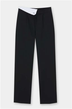 Pull&Bear Plisované nohavice  čierna