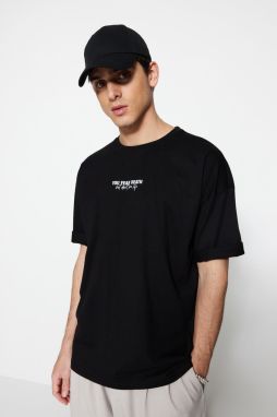 Trendyol Black pánske oversize/wide cut crew krk s krátkym rukávom s potlačou trička zo 100% bavlny.