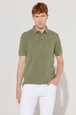 ALTINYILDIZ CLASSICS Pánske khaki slim fit polo tričko so 100% bavlnenými krátkymi rukávmi.