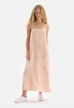 Tkané šaty Dagi Light Pink Bias s detailom výrezu.
