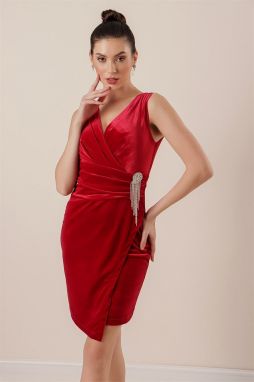 Autor: Saygı Červené krátke zamatové šaty bez rukávov s kamenným doplnkom v páse