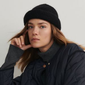 Reserved - Pletená vlnená čiapka beanie - Čierna