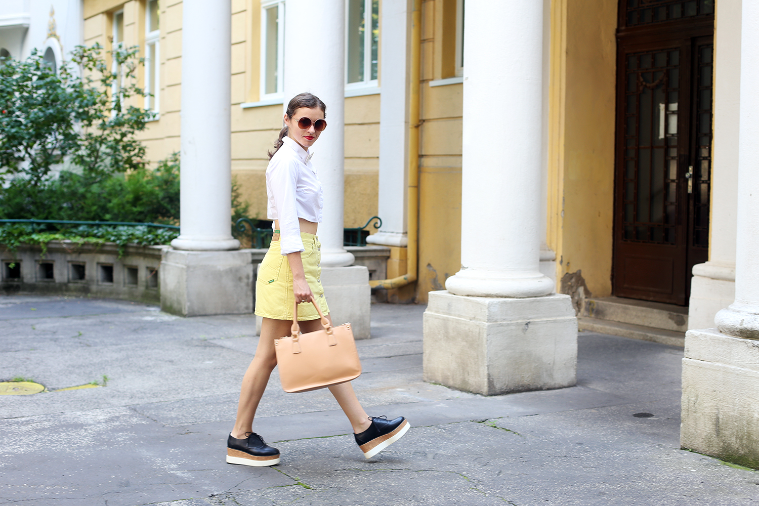 outfit so žltou sukňou