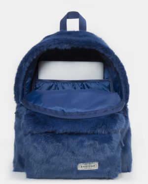 Tmavomodrý batoh z umelého kožúšku Eastpak 24 l galéria