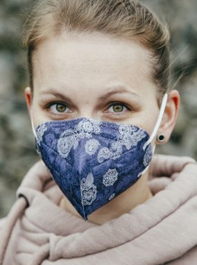 Modrý vzorovaný respirátor FFP2 s nanomembránou Respirátory