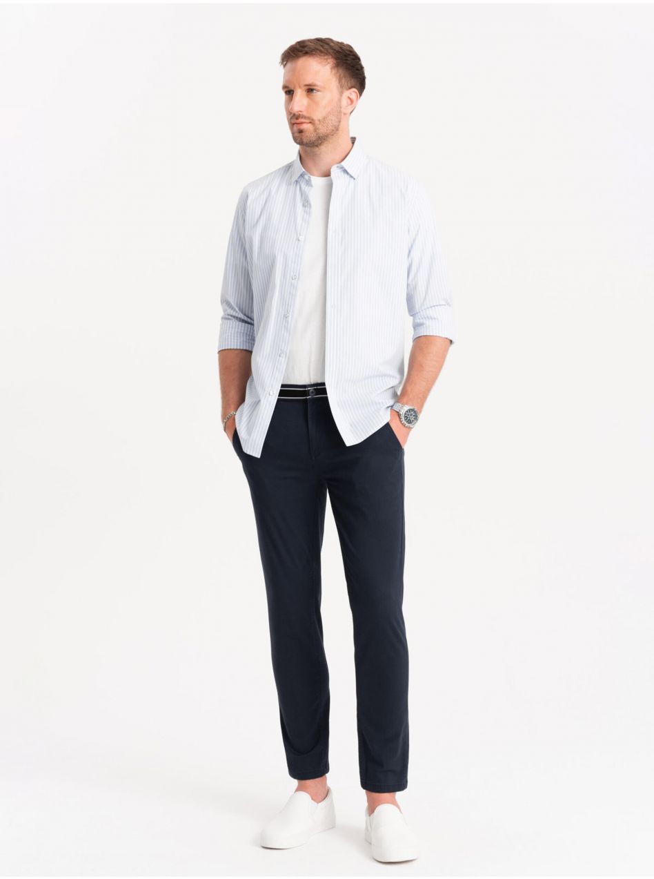 Tmavomodré pánske chino nohavice s ozdobným pásikom Ombre Clothing