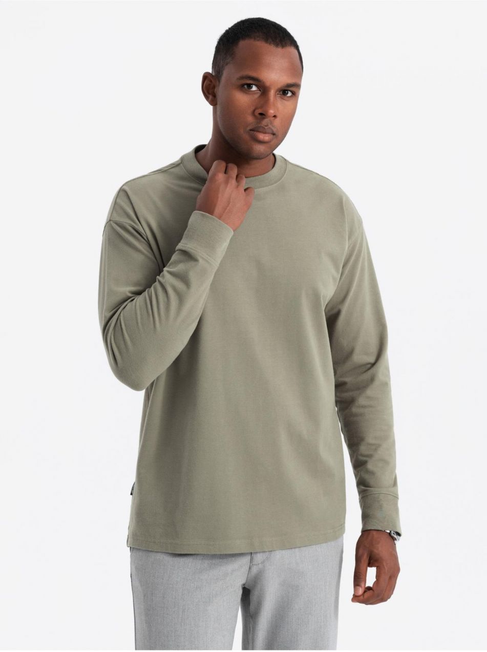 Pánske bavlnené tričko LOOSE FIT s dlhým rukávom a okrúhlym výstrihom - khaki V4 OM-LSBC-0129 Ombre Clothing