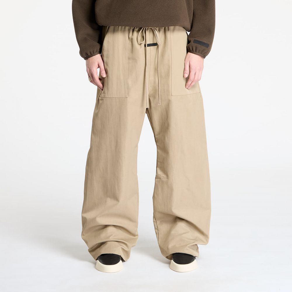 Kalhoty Fear Of God ESSENTIALS Textured Nylon Utility Pant Desert Sand XXL