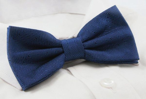 Elegantný tmavomodrý pánsky motýlik