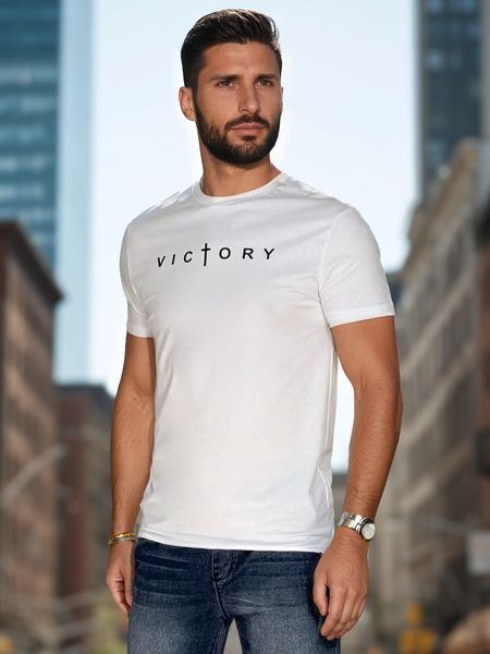 Jedinečné biele tričko s nápisom Victory