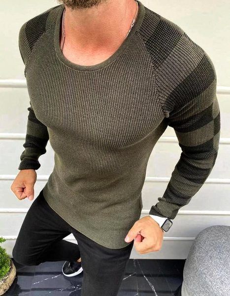 Trendy sveter s ozdobnými rukávmi v olivovej farbe