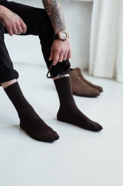 Elegantné tmavohnedé pánske ponožky