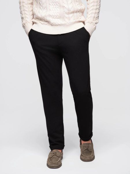 Elegantné pánske teplákové nohavice čierne V2 OM-PACP-0283