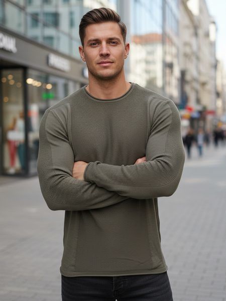 Trendy pánsky sveter v khaki farbe