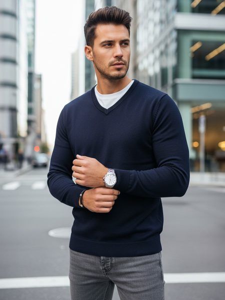 Základný tmavomodrý pánsky sveter s v-výstrihom