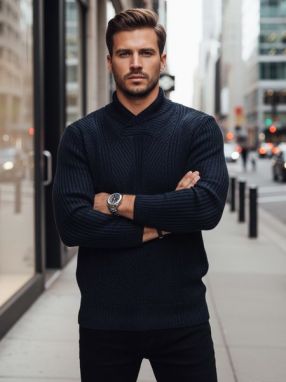 Trendy vlnený sveter na zimu v modrej farbe