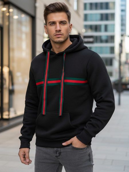 Zaujímavá pánska mikina s kapucňou a ozdobným pásom čierna