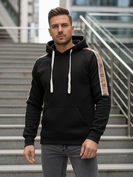 Štýlová pánska mikina s kapucňou v čiernej farbe