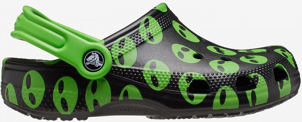 Zeleno-čierne vzorované detské papuče Crocs Classic