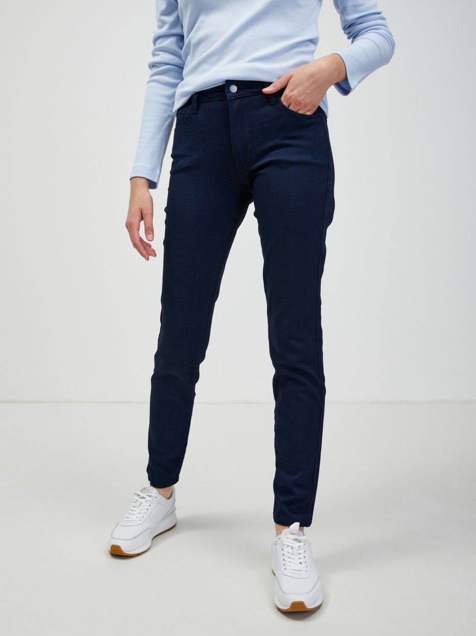 Tmavomodré dámske slim fit rifle Guess