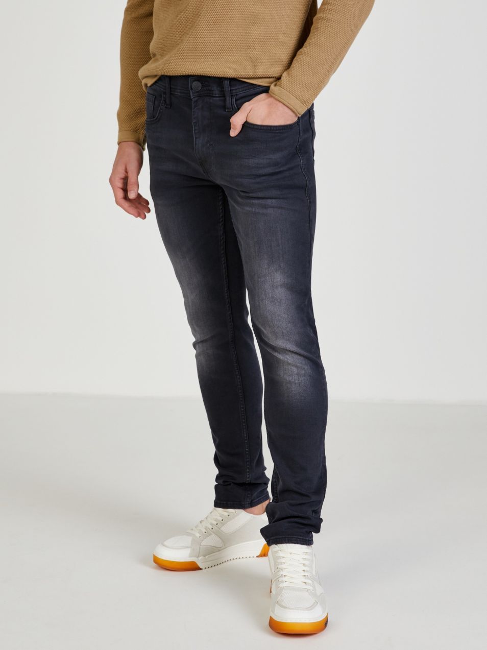 Čierne slim fit rifle Blend