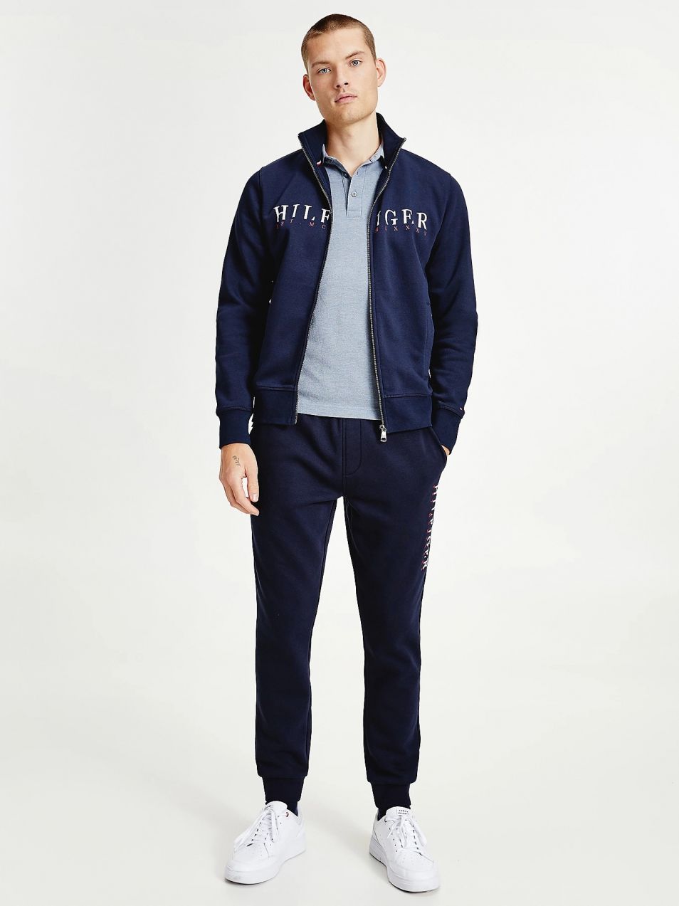 Tmavomodrá pánska mikina s nápisom Tommy Hilfiger