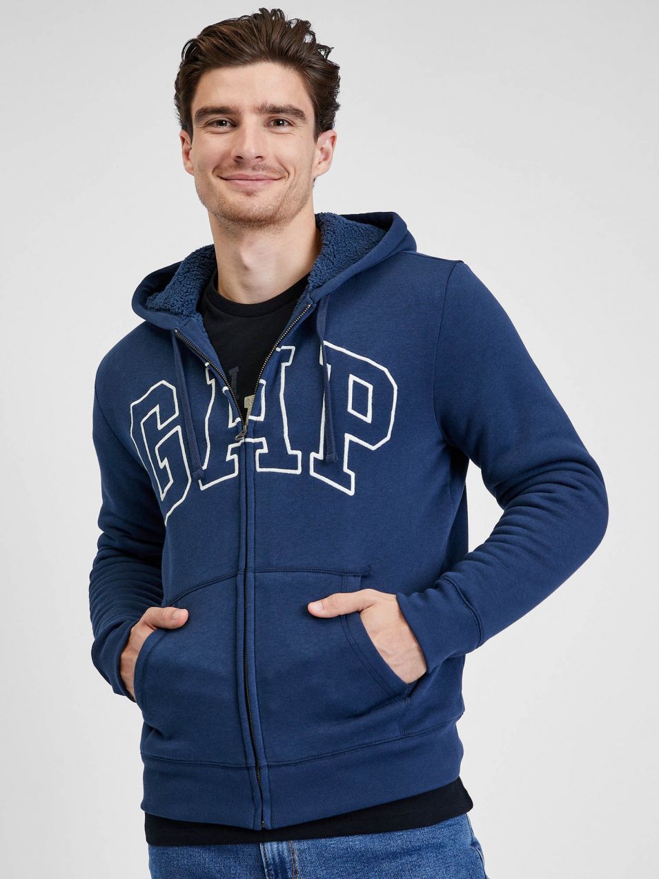 Tmavě modrá pánská mikina zateplená s logem GAP