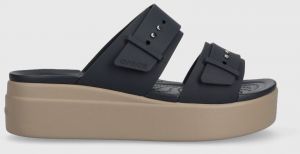 Šľapky Crocs Brooklyn Low Wedge Sandal dámske, tmavomodrá farba, na platforme, 207431