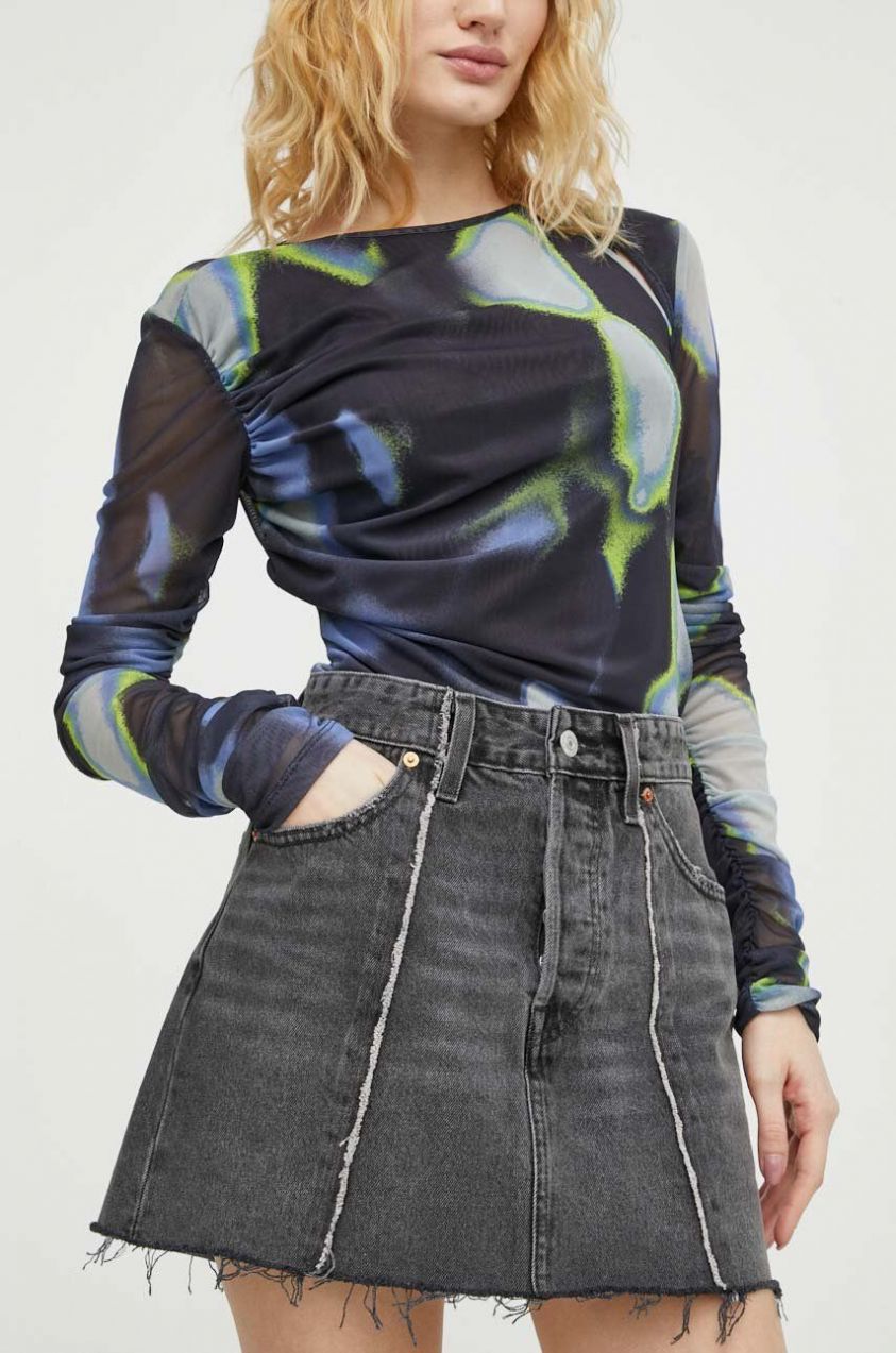 Rifľová sukňa Levi's šedá farba, mini, puzdrová