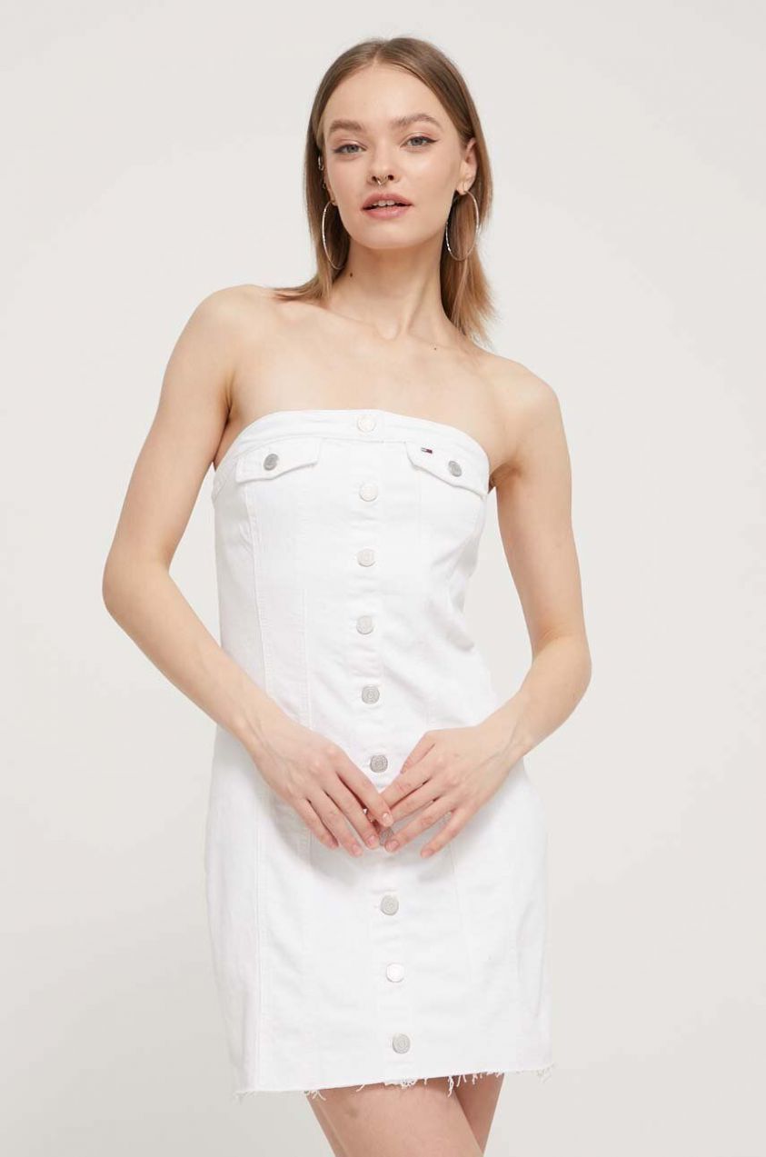 Rifľové šaty Tommy Jeans biela farba,mini,priliehavá,DW0DW18118