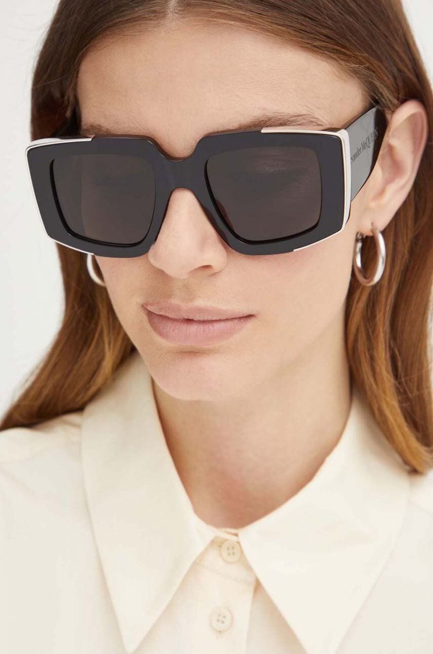 Slnečné okuliare Alexander McQueen dámske, čierna farba, AM0446S