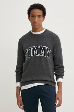Sveter s prímesou vlny Tommy Jeans pánsky, šedá farba, DM0DM19439