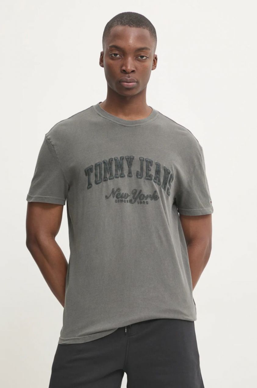 Bavlnené tričko Tommy Jeans pánske, šedá farba, s nášivkou, DM0DM20356