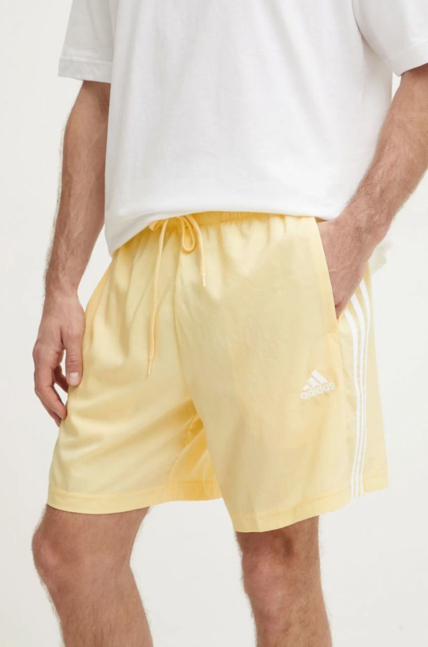 Šortky adidas Essentials Chelsea pánske, žltá farba, IW7662