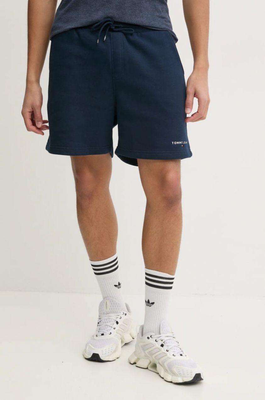 Šortky Tommy Jeans pánske, tmavomodrá farba, DM0DM20637