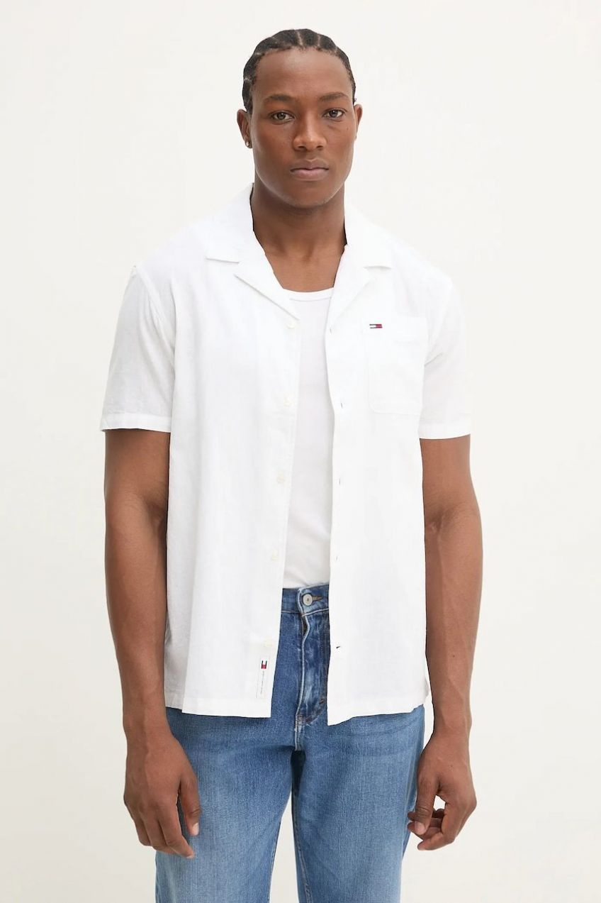 Košeľa s prímesou ľanu Tommy Jeans pánska, biela farba, regular, s golierom button-down, DM0DM20895