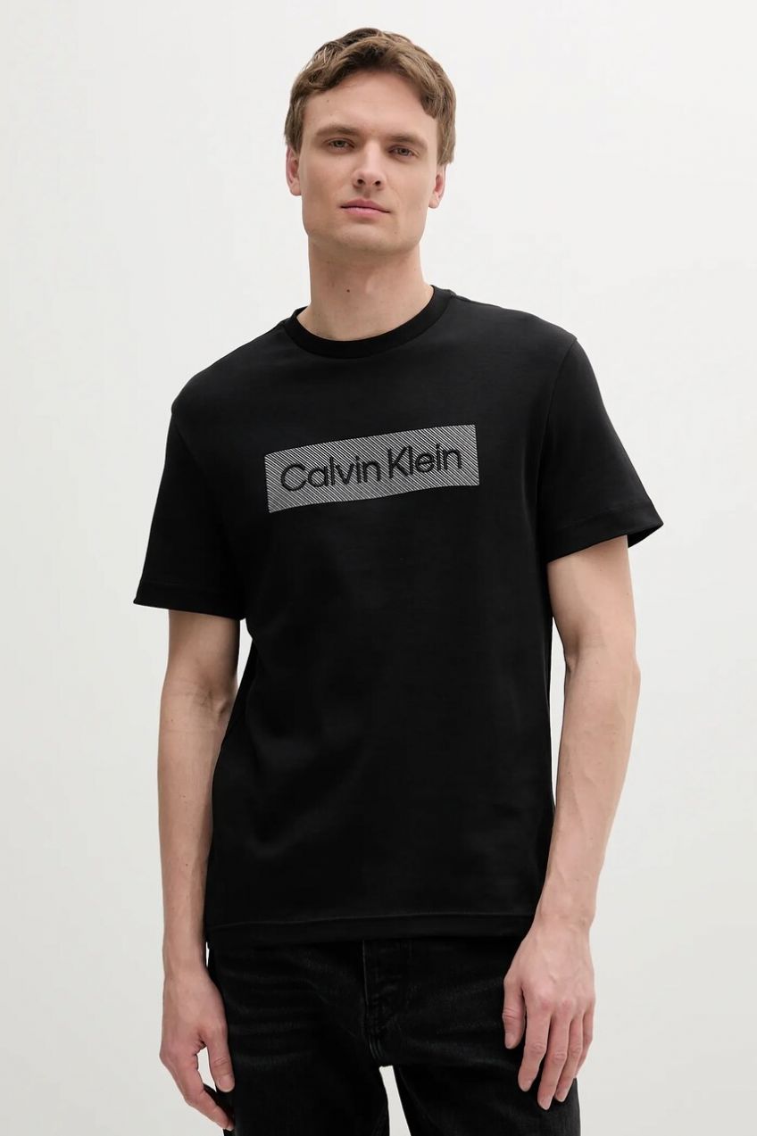 Bavlnené tričko Calvin Klein pánske, čierna farba, s nášivkou, K10K112491
