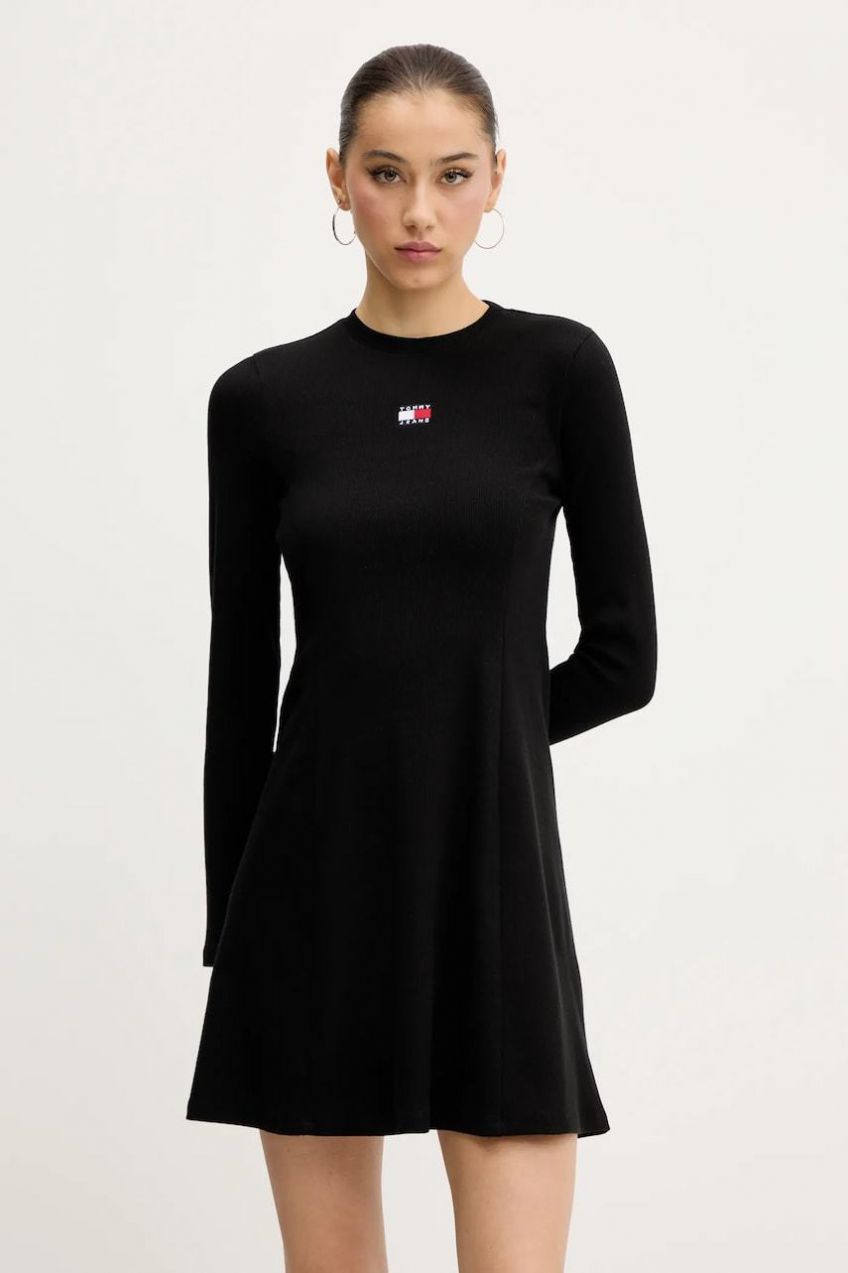 Šaty Tommy Jeans čierna farba, mini, áčkový strih, DW0DW20666