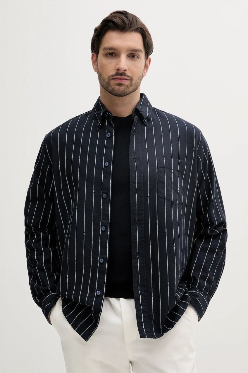 Košeľa s prímesou ľanu BOSS Orange tmavomodrá farba, voľný strih, s golierom button-down, 50538296