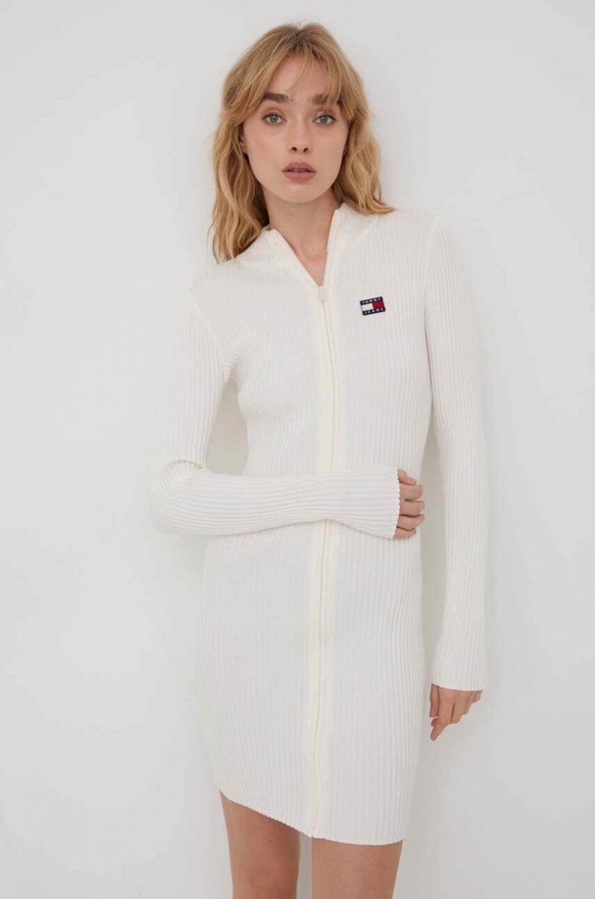 Šaty Tommy Jeans béžová farba,mini,priliehavá,DW0DW17525