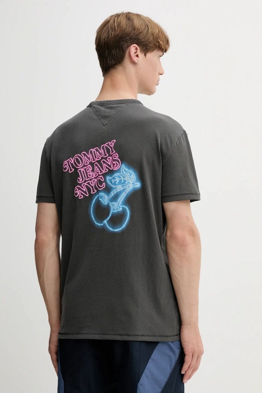 Bavlnené tričko Tommy Jeans pánske, šedá farba, s potlačou, DM0DM21829