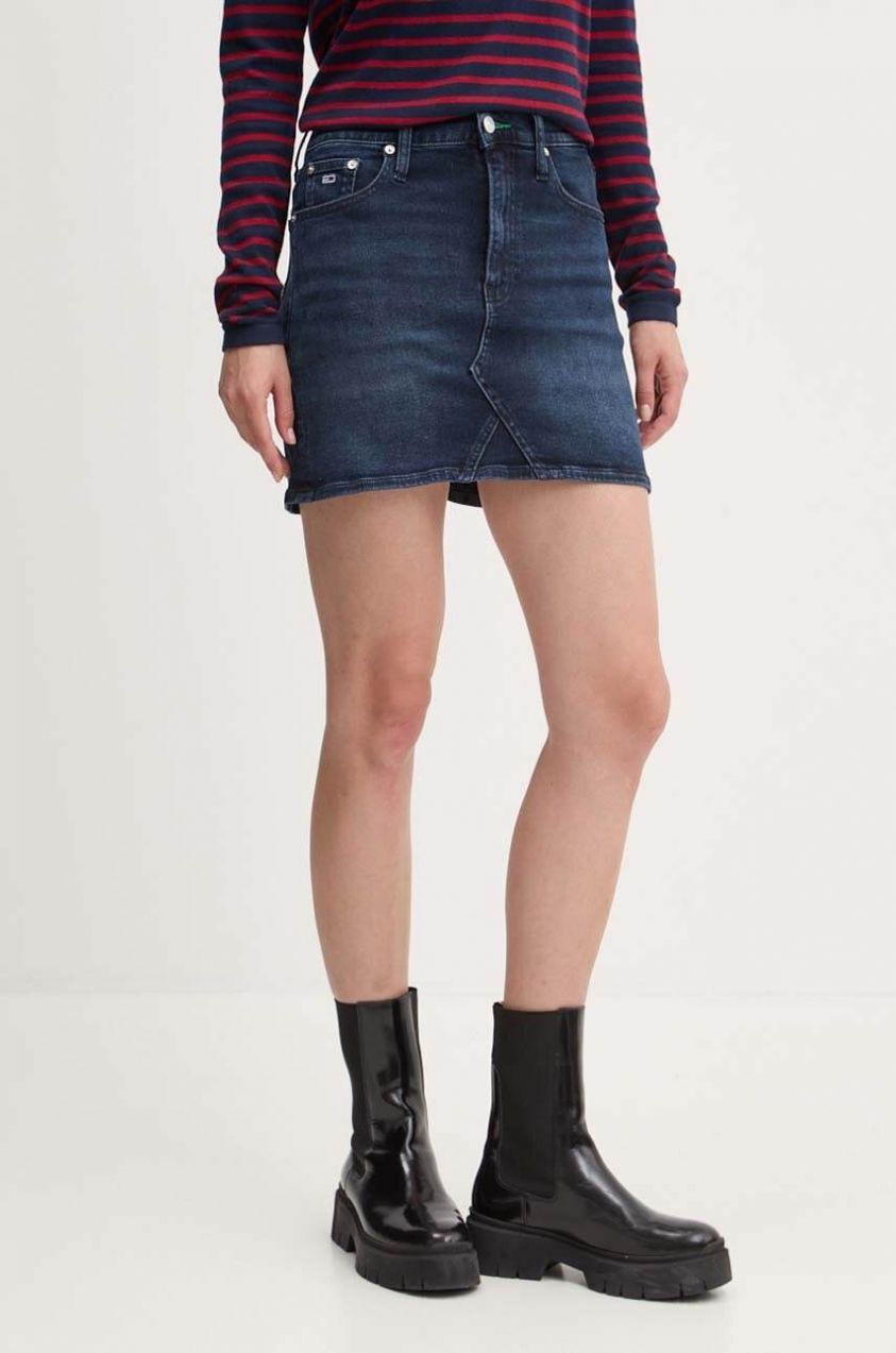 Rifľová sukňa Tommy Jeans tmavomodrá farba, mini, rovný strih, DW0DW18951