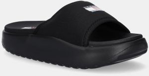 Šľapky Tommy Jeans COMFY POOL SLIDE dámske, čierna farba, na platforme, EN0EN02765