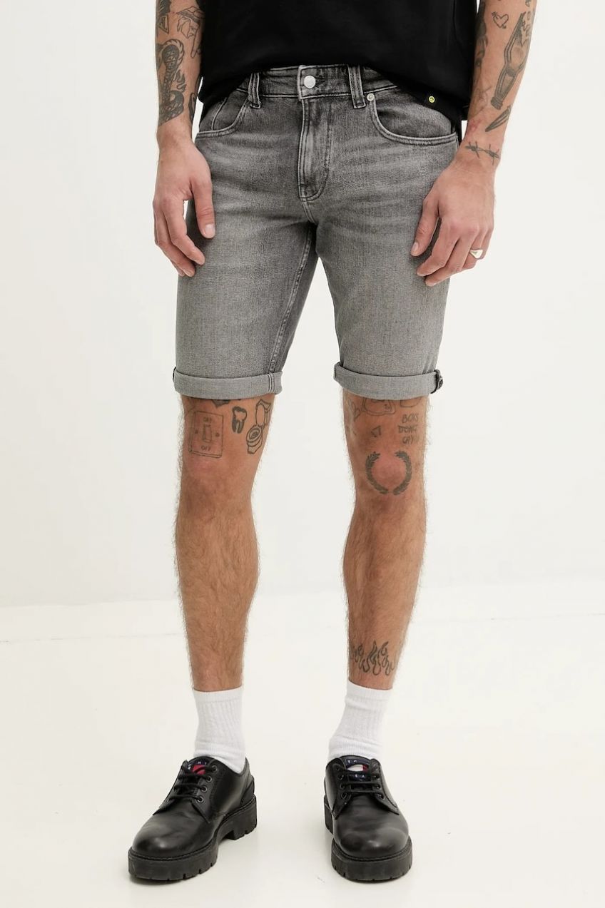 Rifľové krátke nohavice Tommy Jeans pánske, šedá farba, DM0DM20946