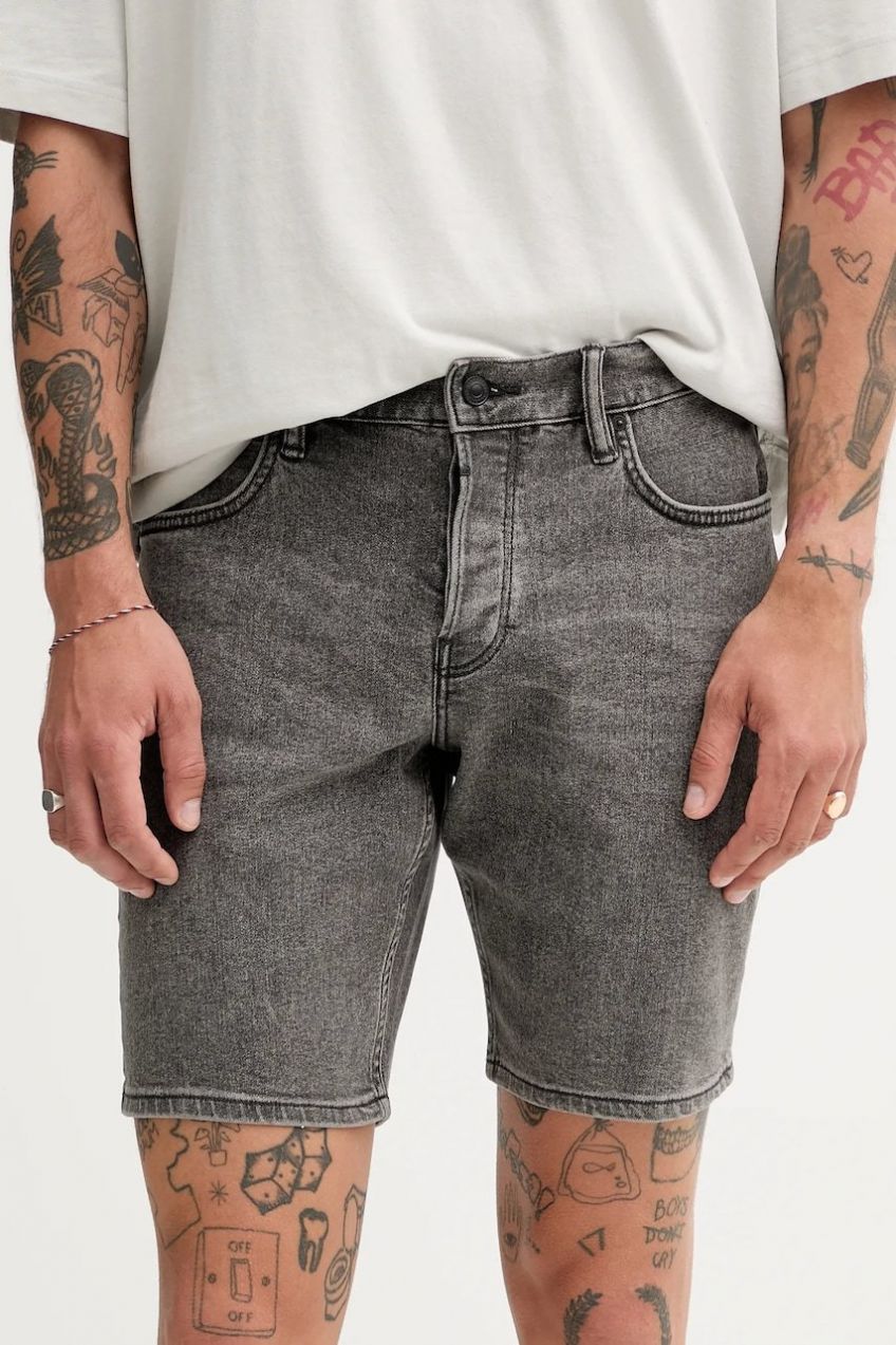 Rifľové krátke nohavice AllSaints SWITCH šedá farba, M048TC