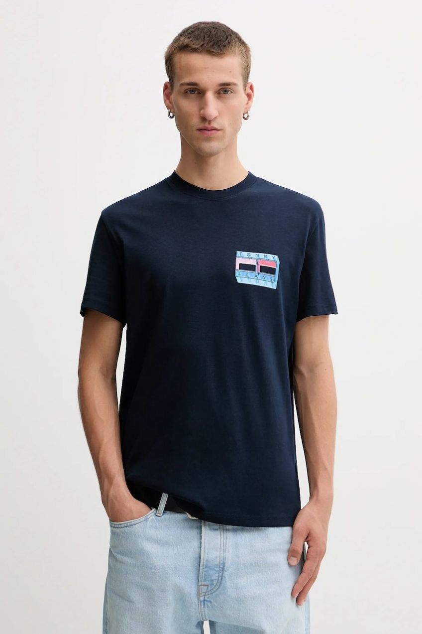 Bavlnené tričko Tommy Jeans pánske, tmavomodrá farba, vzorované, DM0DM21980