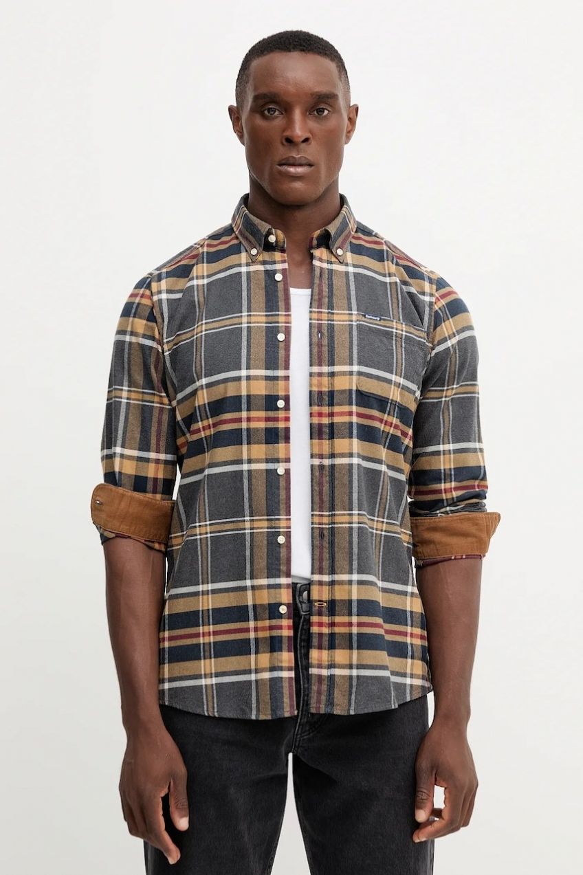 Bavlnená košeľa Barbour tmavomodrá farba, slim, s golierom button-down